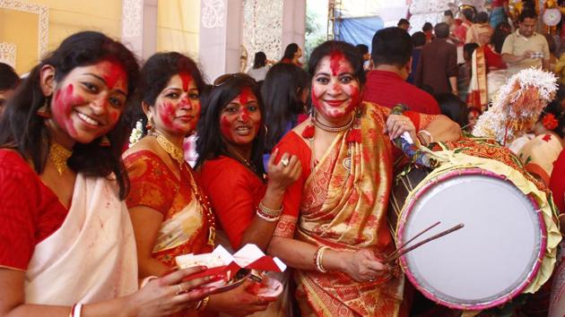 Women participate in Sindur Khela (playing with vermilion powder) at a puja pandal on the last day of Durga puja celebrations at Sector 15 part 2, Community Centre. (Yogendra Kumar/HT PHOTO)