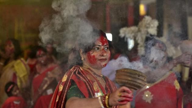 Bengali women dancing during Sindur Khela on last day of Durga puja at Kali Bari sector 26, in Noida. (Virendra Singh Gosain/HT PHOTO)