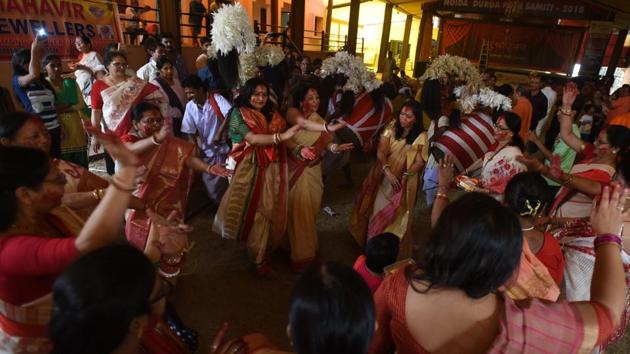 Bengali women dancing during Sindur Khela. (Virendra Singh Gosain/HT PHOTO)