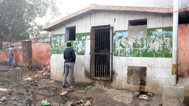 Men urinate outside of a locked public toilet on a street in Amritsar, Punjab. “Latrine ownership increased from about 35 percent to about 70 percent... That did accelerate the reduction of open defecation,” said Sangita Vyas from the Research Institute for Compassionate Economics (RICE). “But in December 2018 we estimated about half of people in the states of Bihar, Madhya Pradesh, Uttar Pradesh and Rajasthan still defecated in the open,” she said. (Narinder Nahu / AFP)