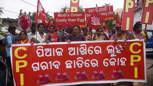 Communist Party of India (CPI) activists protest against the rising price of onions, in Bhubaneswar, Odisha. Onion prices climbed to as high as 80 rupees a kilogram in September, compared with 20 to 25 rupees in July through August. The gains are due to flooding, as well as because farmers reduced onion crops after prices fell to as little as 2 rupees per kilogram in Maharashtra in December, said Siraj Hussain, former farm secretary. (Arabinda Mahapatra / HT Photo)