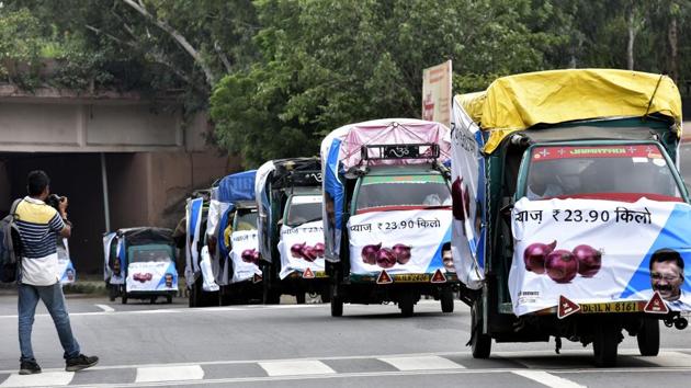 Meanwhile, to relieve the residents ahead of the assembly polls, Delhi chief minister Arvind Kejriwal launched control rate onion vans that sold onions for 23.90 rupees a week ago. The central government last month released onions from state stockpiles to Safal, the country’s largest organised retail network of fruit and vegetables, which will also cap prices. Authorities will monitor prices, and consider strict action against hoarding and profiteering activities. (Sonu Mehta / HT Photo)
