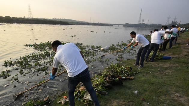 DRDO Hyderabad led a cleanliness drive as a part of ‘Swachh Bharat Abhiyan’ at a government school, Mallapur. (Representational image)(HT file)