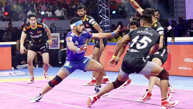 Haryana Steelers’ Vikash Khandola showcases his skills against Telugu Titans defence.(PKL)