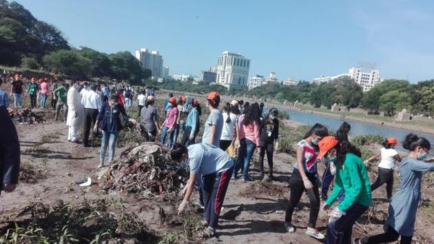 Students clean the banks of Mutha river on the occasion of the 150th birth anniversary of Mahatma Gandhi. (HT PHOTO) Students clean the banks of Mutha river on the occasion of the 150th birth anniversary of Mahatma Gandhi. (HT PHOTO)