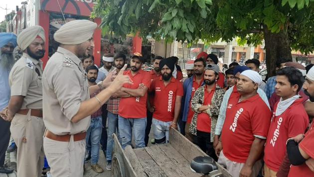 Cops interacting with the delivery boys during the awareness drive on Thursday. (HT PHOTO) Cops interacting with the delivery boys during the awareness drive on Thursday. (HT PHOTO)