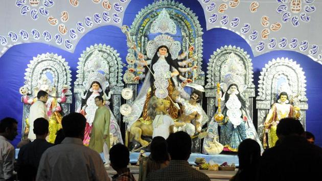 Devotees of Purbapalli Durgabari Samiti in sector-15 part-1 community center during the Durga Puja Celebration, in Gurgaon, India, on Monday. (Parveen Kumar/Hindustan Times) 