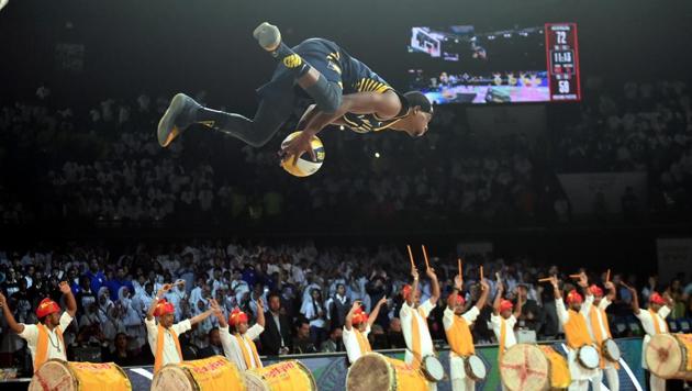 Indiana Pacers player T J Warren performs a stunt in action during the NBA India Games 2019 in Mumbai.(PTI)