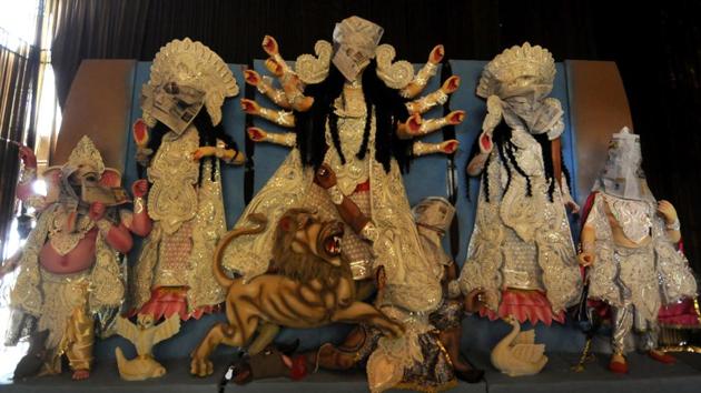 People have started installing Durga idols in pandals in different sectors ahead of Durga puja celebrations starting from October 4, in Noida, India. (Sunil Ghosh / Hindustan Times)