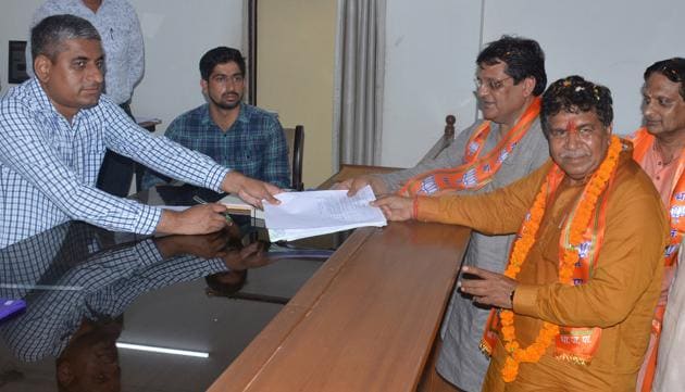 BJP candidate Gian Chand Gupta filing nomination papers in Panchkula on Thursday.(Sant Arora/HT)