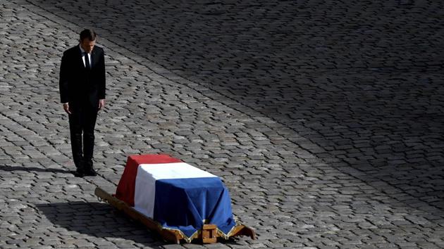 French President Emmanuel Macron stands in front of the coffin of former French president Jacques Chirac during a military tribute at the Invalides (Hotel des Invalides) in Paris, France. - Former French President Jacques Chirac died on September 26, 2019 at the age of 86. (Philippe Lopez / AFP)