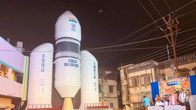 This model inspired by India’s Chandrayaan 2 mission is 40 foot tall and attracting crowds this Durga puja in Bengal’s Midnapore(HT Photo)