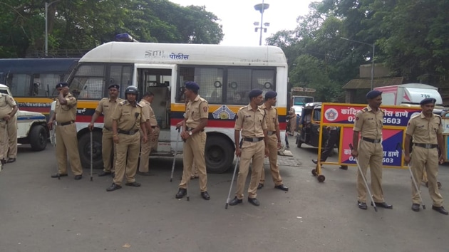 A police check post blocking entry into Mumbai’s Aarey Colony from Goregaon.(Pramod Thakur/HT PHOTO) A police check post blocking entry into Mumbai’s Aarey Colony from Goregaon.(Pramod Thakur/HT PHOTO)