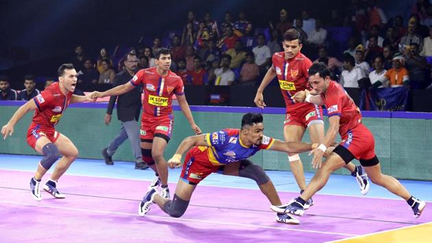 UP Yoddha tries to steal point against Delhi defenders.(PKL)