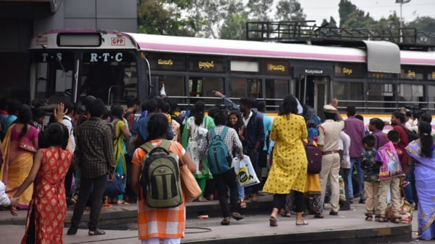 Passengers rush to board a bus in Hyderabad amid an indefinite strike by Telangana Road Transport Corporation employees which forced the government to hire temporary drivers to run some buses.(HT PHOTO) Passengers rush to board a bus in Hyderabad amid an indefinite strike by Telangana Road Transport Corporation employees which forced the government to hire temporary drivers to run some buses.(HT PHOTO)
