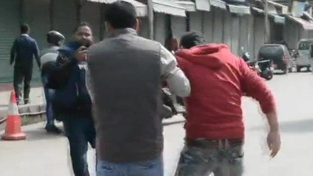 People affected in the grenade attack help each other in Anantnag, South Kashmir after the DC’s office was subjected to a grenade attack.(Twitter/@ANI) People affected in the grenade attack help each other in Anantnag, South Kashmir after the DC’s office was subjected to a grenade attack.(Twitter/@ANI)