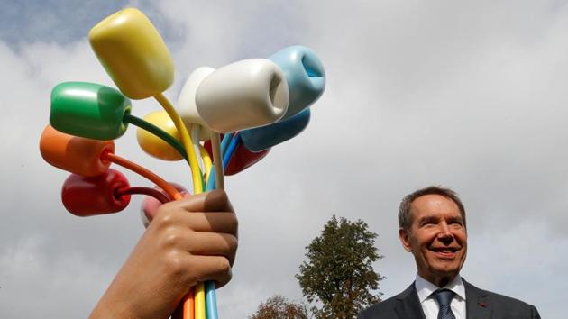 American artist Jeff Koons poses next to his sculpture Bouquet of Tulips, dedicated to the victims of the Bataclan attack, after its unveiling near the Petit Palais museum in Paris, France. (REUTERS) American artist Jeff Koons poses next to his sculpture Bouquet of Tulips, dedicated to the victims of the Bataclan attack, after its unveiling near the Petit Palais museum in Paris, France. (REUTERS)