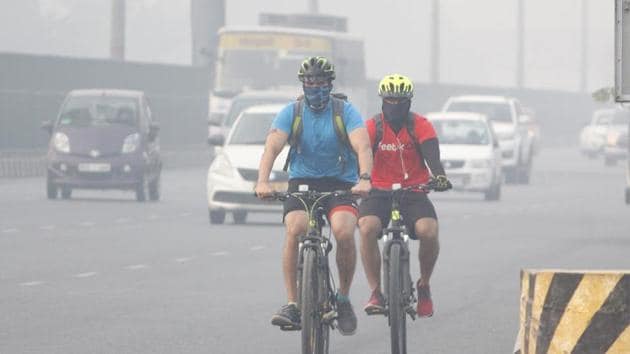 The HSPCB’s draft plan for Gurugram states that there are five major sources of air pollution in the city — vehicles, road dust, biomass and waste burning, industries, and construction activities.(Yogendra Kumar / HT File Photo)