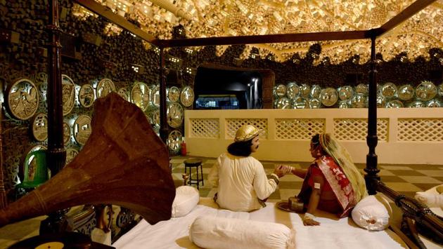 Actors perform old rituals of the city for the visitors.The theme for the 27th year of the Durga Puja pandal at Chetla Agrani Sangha is a combination of old (lost) and urban Kolkata by artist Anirban Das. The upper dome of the pandal is urban high rise buildings made of sola whereas the lower part depicts old culture, rituals and lost objects. (Samir Jana / HT Photo)