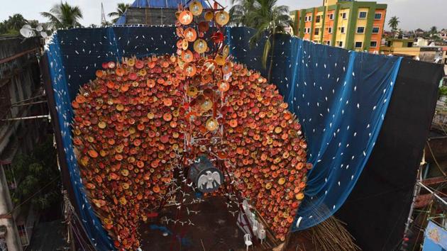 Depicting the damage caused to birds through satellite signals, artist Rintu Das created the 31st Durga Puja pandal at Barisha Club, Behala, on the theme ‘Tomader barche goti, amader barche durgati’ (Your life is progressing while our lives are deteriorating). The outer portion of the pandal is decorated with mobile towers and dish antennae. (Samir Jana / HT Photo)