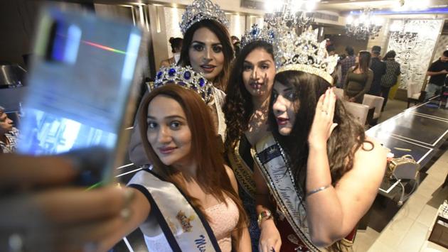 Brand ambassador of the pageant Nabhya Singh takes selfies with winners from previous editions of the contest Namita Ammu, Naaz Joshi and Veena. These transwomen served as role-models to the participants of this year’s contest. (Raj K Raj / HT Photo)