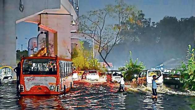 Traffic was thrown out of gear in Delhi as roads remained water-logged till Friday morning.(Sanjeev Verma/HT PHOTO)