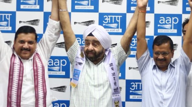 Former Congress MLA Parlad Singh Sawhney (in centre) was welcomed in AAP by party’s convener and Delhi CM Arvind Kejriwal, Sunday, October 6, 2019.(Aam Aadmi Party / Twitter) Former Congress MLA Parlad Singh Sawhney (in centre) was welcomed in AAP by party’s convener and Delhi CM Arvind Kejriwal, Sunday, October 6, 2019.(Aam Aadmi Party / Twitter)