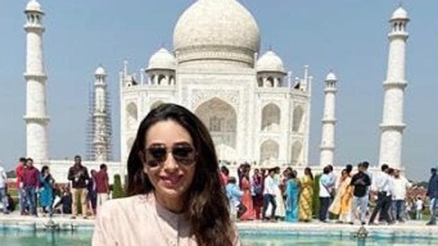 Karisma Kapoor poses at the Taj Mahal.