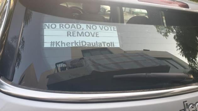 Many residents of sectors 79-113 of Gurugram have pasted posters on their vehicles which say they won’t vote for the ruling BJP in the assembly elections if they do not have road connectivity between NPR and Delhi-Gurgaon Expressway. (HT Photo) Many residents of sectors 79-113 of Gurugram have pasted posters on their vehicles which say they won’t vote for the ruling BJP in the assembly elections if they do not have road connectivity between NPR and Delhi-Gurgaon Expressway. (HT Photo)