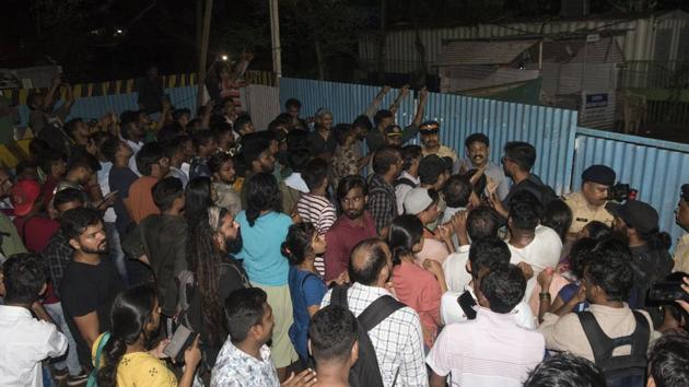 Activists speak to police personnel at the spot. On Friday night, at least 38 protesters were booked under various sections pertaining to deterring public servants from discharging duty, or unlawful assembly, a spokesperson of the Mumbai police said. Apart from them, 60 others were detained. Activists allege that the MMRCL wants to finish the job before October 10, when the matter comes before the National Green Tribunal. (Satyabrata Tripathy / HT Photo)