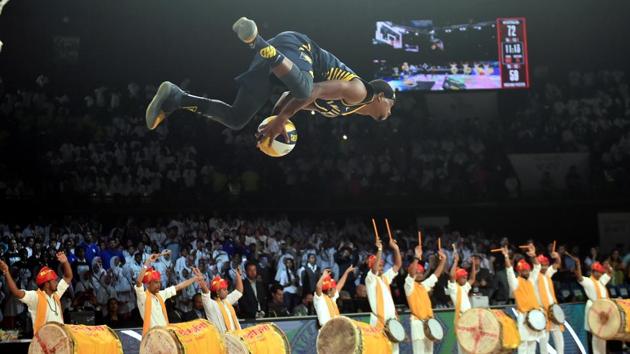 Indiana Pacers player T J Warren performs a stunt in action during the NBA India Games 2019 in Mumbai.(PTI)