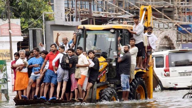 Patna Municipal Corporation (PMC) administration rescue residents from a flood affected area after days of incessant rain in Patna, Bihar. (Santosh Kumar / HT Photo)