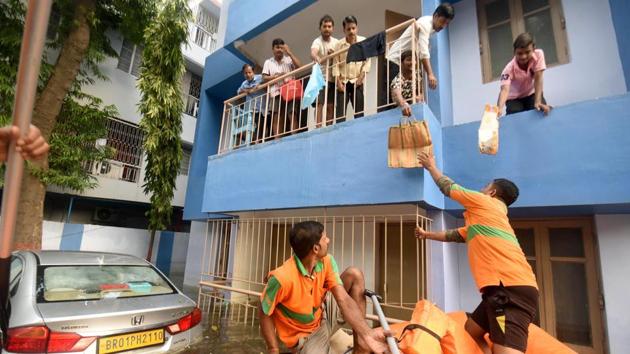 NDRF teams distribute food and water to residents stuck in their homes in the flood hit Rajendra Nagar area in Patna, Bihar. (Santosh Kumar / HT Photo)