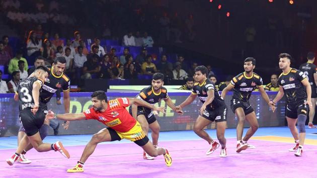 Gujarat Fortunegiants try to stop a Telugu Titans raider.(PKL)