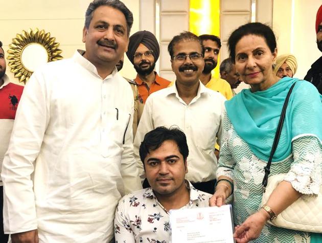 MP Preneet Kaur and state education minister Vijay Inder Singla felicitating a teacher in Patiala on Monday. (HT PHOTO) MP Preneet Kaur and state education minister Vijay Inder Singla felicitating a teacher in Patiala on Monday. (HT PHOTO)