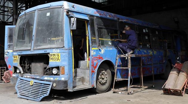 Mechanics at the PMPML depot in Swargate are often keeping alive buses way past the best-before date. (Rahul Raut/HT PHOTO) Mechanics at the PMPML depot in Swargate are often keeping alive buses way past the best-before date. (Rahul Raut/HT PHOTO)