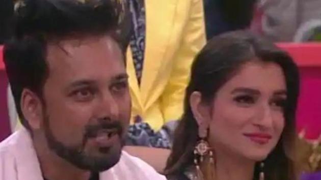 Bigg Boss 13 day 8 preview: Shefali Bagga and Sidharth Dey are new lovers inside the house. Bigg Boss 13 day 8 preview: Shefali Bagga and Sidharth Dey are new lovers inside the house.
