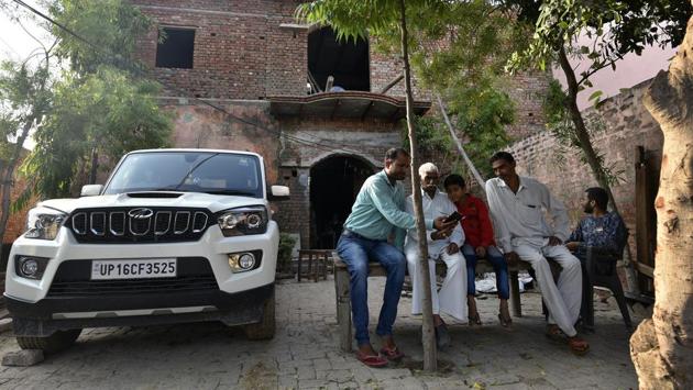 Till last week, the UP government has disbursed ₹ 2,335 crore as compensation to 4,360 landowners in six villages --- Ranhera, Rohi, Parohi, Kishorpur, Banwaribas and Dayanatpur. Though most of these overnight multi-millionaires are struggling to figure out what to do with their new-found fortune, for now owning an SUV has become a marker of their new economic status. (Biplov Bhuyan/HT Photo)