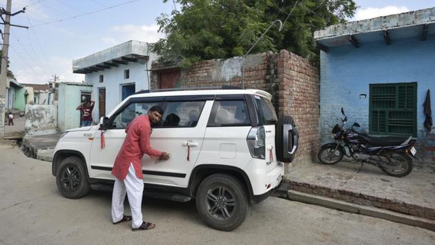 When Shriram’s father, a farmer, signed on the dotted line to hand over his agricultural land to the government a couple of months back for the Jewar airport project, he became a millionaire overnight. The family, which made a meagre ₹1.5 lakh a year, is now richer by ₹8 crore, and 32-year-old Shriram is keen on ‘living life differently’. He has begun by buying a brand new SUV for ₹11 lakh. (Biplov Bhuyan/HT Photo)