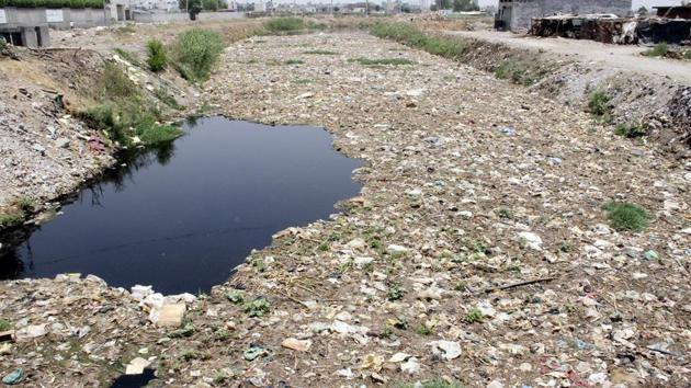 Residents continue to throw waste in the drain, forcing the authorities to put in place a mechanism to curb this menace.(HT PHOTO)