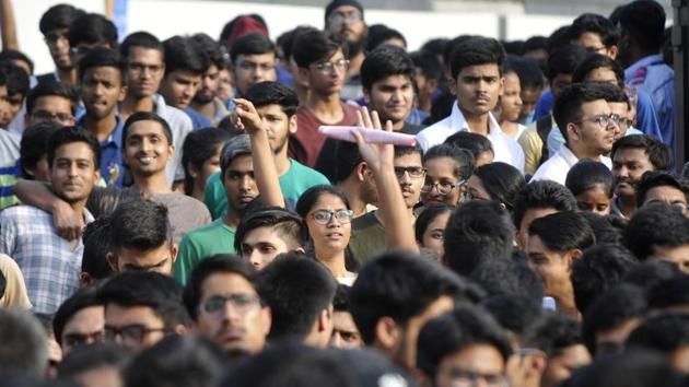 The application process for JEE main will close at 11.50 pm on October 10 and the last date to pay fees is October 11 up to 11.50pm. (HT file) The application process for JEE main will close at 11.50 pm on October 10 and the last date to pay fees is October 11 up to 11.50pm. (HT file)