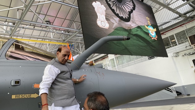 Rajnath Singh formally accepted the first Rafale fighter jet after India had signed a deal with the French government and Dassault Aviation in September 2016, to acquire 36 Rafale fighter jets.(Photo: rajnathsingh/ Twitter)