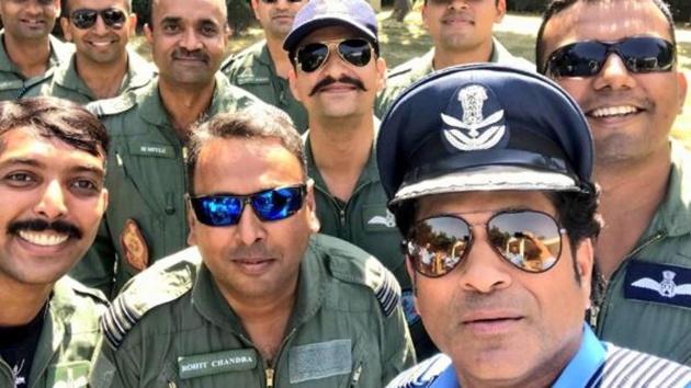 Sachin Tendulkar poses for a photo with Indian Air Force officers.(Sachin Tendulkar/ Twitter)
