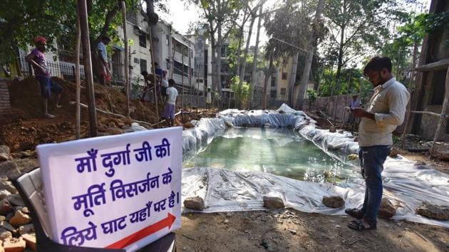 An artificial pond for Durga Puja idol immersion at Block D, CR Park in New Delhi. Several Puja committees hve dug out artificial ponds themselves close to the puja venues while the government and civic agencies created as many as 116 ponds in Delhi for the others.(Burhaan Kinu / HT Photo)