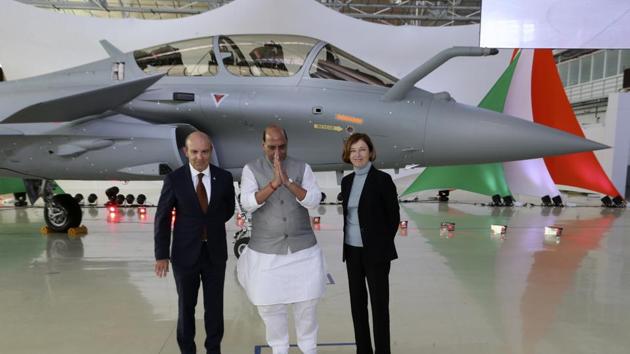 Indian defense Minister Rajnath Singh, center, poses with French Defense Minister Florence Parly, right, and Dassault Aviation CEO Eric Drapier at the Dassault Aviation plant in Merignac, near Bordeaux. (Photo: AP)