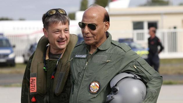 Indian Defense Minister Rajnath Singh talks with Dassault Aviation chief pilot Philippe Duchateau before a test flight in a Rafale jet fighter at the Dassault Aviation plant in Merignac, near Bordeaux, southwestern France.(Photo: AP)