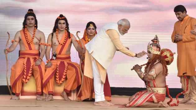 Prime Minister Narendra Modi and Delhi BJP president Manoj Tiwari interacts with Ramlila performers during Dussehra celebrations, at Dwarka Shri Ramlila Society, in New Delhi. (Sanjeev Verma / HT Photo)