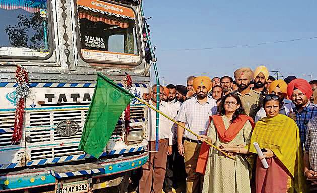 Department of food supply director Anindita Mitra flagging off paddy lifting at Rajpura in Patiala on Tuesday.(HT PHOTO)