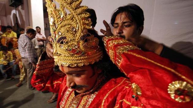 Artists getting ready for Ramlila at Mehrauli. (Sanchit Khanna/ Hindustan Times)
