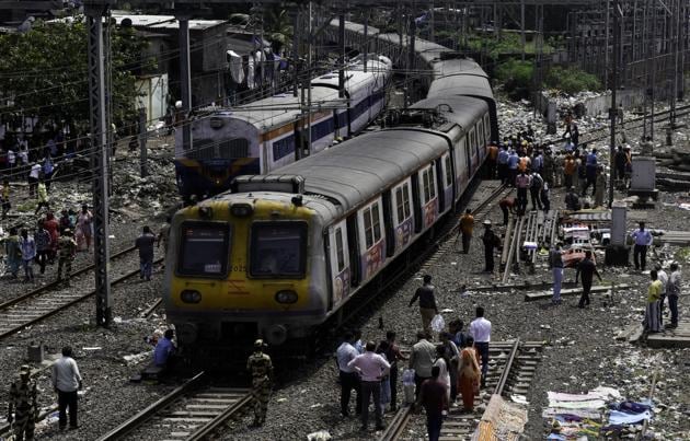 The train services on harbour line of Central Railway were disrupted for half an hour on Wednesday morning.(Kunal Patil/HT File Photo)